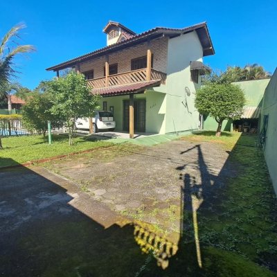 Casa Residencial com 195m², 3 quartos, 1 suíte, 2 garagens, no bairro Campeche em Florianópolis