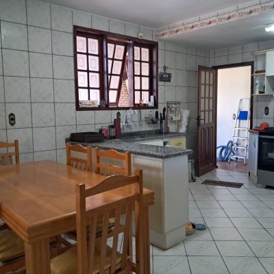 Casa Residencial com 195m², 3 quartos, 1 suíte, 2 garagens, no bairro Campeche em Florianópolis