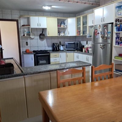 Casa Residencial com 195m², 3 quartos, 1 suíte, 2 garagens, no bairro Campeche em Florianópolis