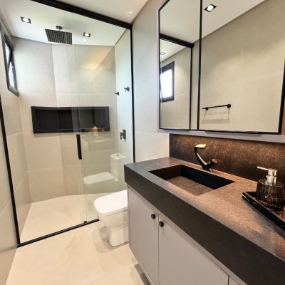 Casa em Condomínio com 404m², 4 quartos, 4 suítes, 2 garagens, no bairro Ingleses em Floranópolis