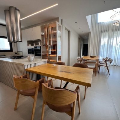 Casa em Condomínio com 404m², 4 quartos, 4 suítes, 2 garagens, no bairro Ingleses em Floranópolis
