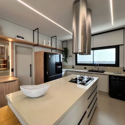 Casa em Condomínio com 404m², 4 quartos, 4 suítes, 2 garagens, no bairro Ingleses em Floranópolis