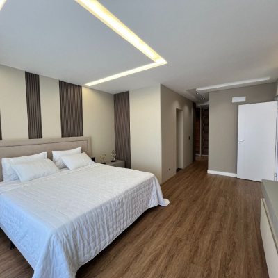 Casa em Condomínio com 404m², 4 quartos, 4 suítes, 2 garagens, no bairro Ingleses em Floranópolis