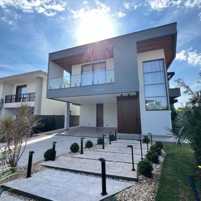 Casa em Condomínio com 404m², 4 quartos, 4 suítes, 2 garagens, no bairro Ingleses em Floranópolis