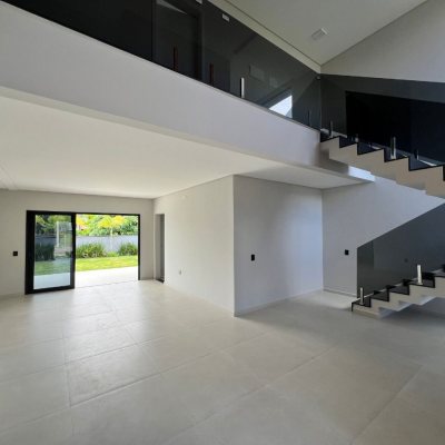 Casa em Condomínio com 272m², 3 quartos (sendo 3 suítes), 2 garagens, no bairro São João Do Rio Vermelho em Florianópolis