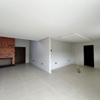 Casa em Condomínio com 272m², 3 quartos (sendo 3 suítes), 2 garagens, no bairro São João Do Rio Vermelho em Florianópolis