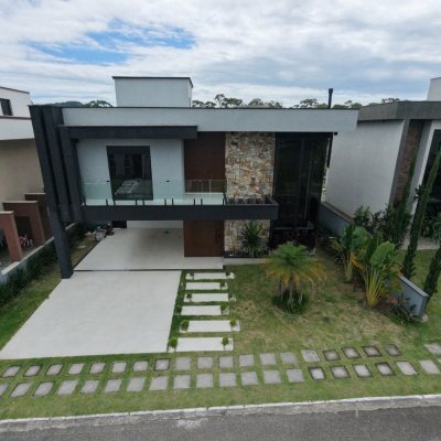 Casa em Condomínio com 272m², 3 quartos (sendo 3 suítes), 2 garagens, no bairro São João Do Rio Vermelho em Florianópolis