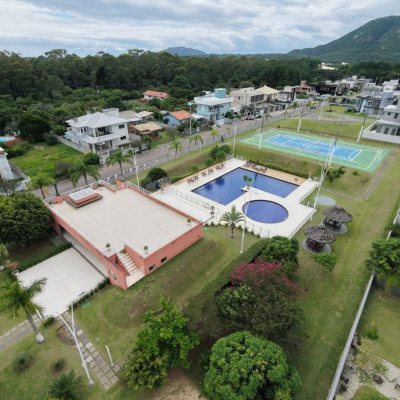Casa em Condomínio com 272m², 3 quartos (sendo 3 suítes), 2 garagens, no bairro São João Do Rio Vermelho em Florianópolis