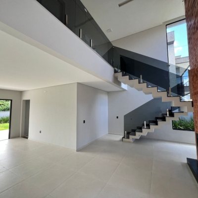 Casa em Condomínio com 272m², 3 quartos (sendo 3 suítes), 2 garagens, no bairro São João Do Rio Vermelho em Florianópolis