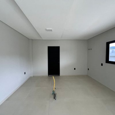 Casa em Condomínio com 272m², 3 quartos (sendo 3 suítes), 2 garagens, no bairro São João Do Rio Vermelho em Florianópolis