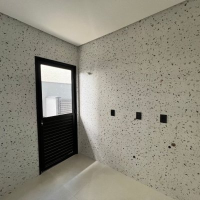 Casa em Condomínio com 272m², 3 quartos (sendo 3 suítes), 2 garagens, no bairro São João Do Rio Vermelho em Florianópolis