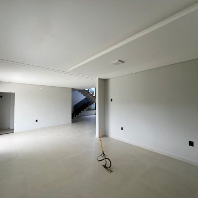 Casa em Condomínio com 272m², 3 quartos (sendo 3 suítes), 2 garagens, no bairro São João Do Rio Vermelho em Florianópolis