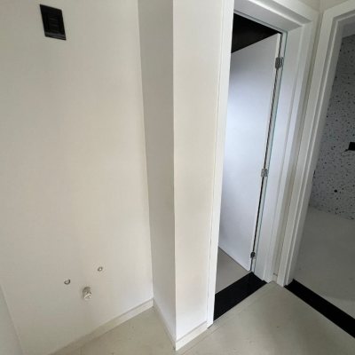 Casa em Condomínio com 272m², 3 quartos (sendo 3 suítes), 2 garagens, no bairro São João Do Rio Vermelho em Florianópolis