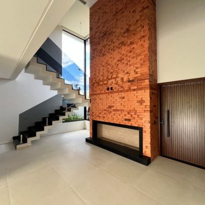Casa em Condomínio com 272m², 3 quartos (sendo 3 suítes), 2 garagens, no bairro São João Do Rio Vermelho em Florianópolis