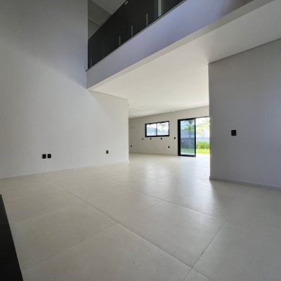 Casa em Condomínio com 272m², 3 quartos (sendo 3 suítes), 2 garagens, no bairro São João Do Rio Vermelho em Florianópolis