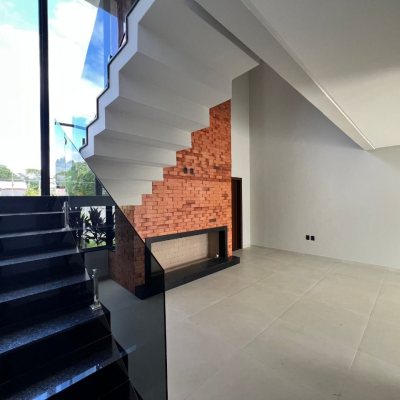 Casa em Condomínio com 272m², 3 quartos (sendo 3 suítes), 2 garagens, no bairro São João Do Rio Vermelho em Florianópolis
