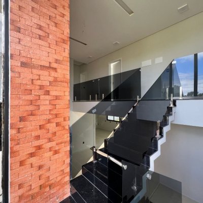 Casa em Condomínio com 272m², 3 quartos (sendo 3 suítes), 2 garagens, no bairro São João Do Rio Vermelho em Florianópolis