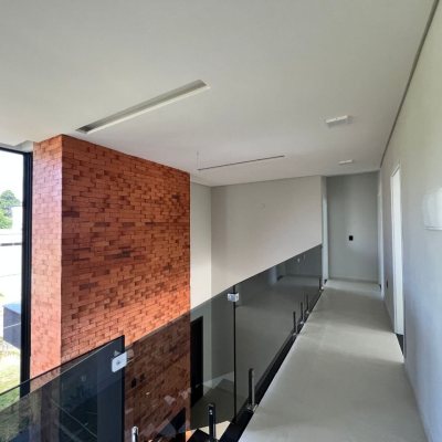 Casa em Condomínio com 272m², 3 quartos (sendo 3 suítes), 2 garagens, no bairro São João Do Rio Vermelho em Florianópolis