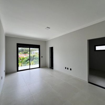 Casa em Condomínio com 272m², 3 quartos (sendo 3 suítes), 2 garagens, no bairro São João Do Rio Vermelho em Florianópolis