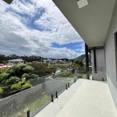 Casa em Condomínio com 272m², 3 quartos (sendo 3 suítes), 2 garagens, no bairro São João Do Rio Vermelho em Florianópolis