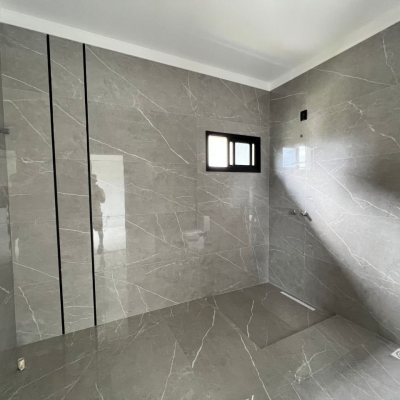 Casa em Condomínio com 272m², 3 quartos (sendo 3 suítes), 2 garagens, no bairro São João Do Rio Vermelho em Florianópolis