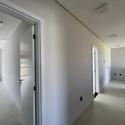 Casa em Condomínio com 272m², 3 quartos (sendo 3 suítes), 2 garagens, no bairro São João Do Rio Vermelho em Florianópolis