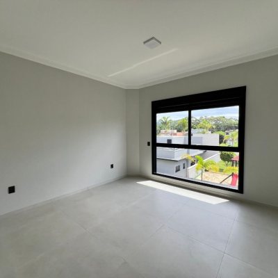 Casa em Condomínio com 272m², 3 quartos (sendo 3 suítes), 2 garagens, no bairro São João Do Rio Vermelho em Florianópolis