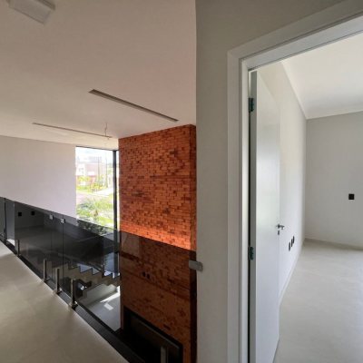 Casa em Condomínio com 272m², 3 quartos (sendo 3 suítes), 2 garagens, no bairro São João Do Rio Vermelho em Florianópolis