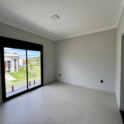 Casa em Condomínio com 272m², 3 quartos (sendo 3 suítes), 2 garagens, no bairro São João Do Rio Vermelho em Florianópolis
