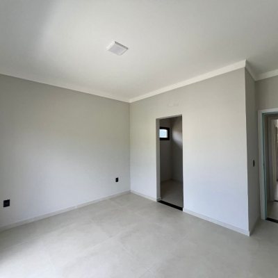 Casa em Condomínio com 272m², 3 quartos (sendo 3 suítes), 2 garagens, no bairro São João Do Rio Vermelho em Florianópolis