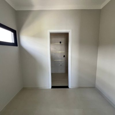 Casa em Condomínio com 272m², 3 quartos (sendo 3 suítes), 2 garagens, no bairro São João Do Rio Vermelho em Florianópolis