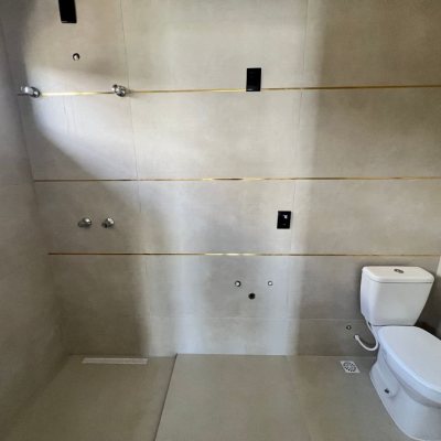 Casa em Condomínio com 272m², 3 quartos (sendo 3 suítes), 2 garagens, no bairro São João Do Rio Vermelho em Florianópolis