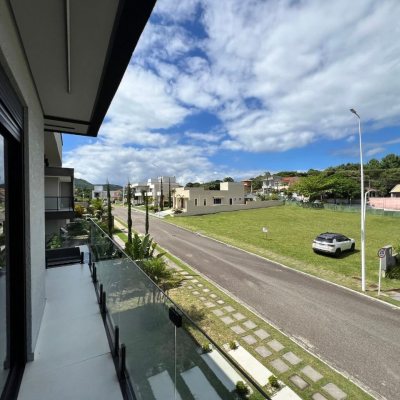 Casa em Condomínio com 272m², 3 quartos (sendo 3 suítes), 2 garagens, no bairro São João Do Rio Vermelho em Florianópolis
