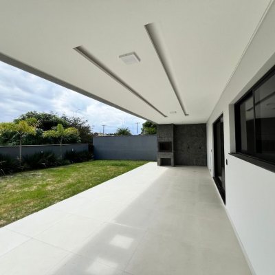 Casa em Condomínio com 272m², 3 quartos (sendo 3 suítes), 2 garagens, no bairro São João Do Rio Vermelho em Florianópolis