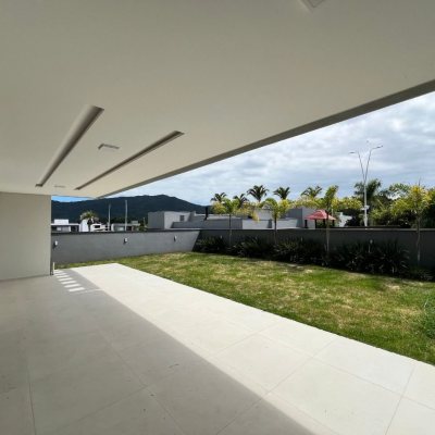 Casa em Condomínio com 272m², 3 quartos (sendo 3 suítes), 2 garagens, no bairro São João Do Rio Vermelho em Florianópolis