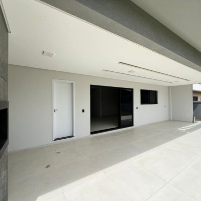 Casa em Condomínio com 272m², 3 quartos (sendo 3 suítes), 2 garagens, no bairro São João Do Rio Vermelho em Florianópolis
