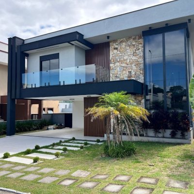 Casa em Condomínio com 272m², 3 quartos (sendo 3 suítes), 2 garagens, no bairro São João Do Rio Vermelho em Florianópolis