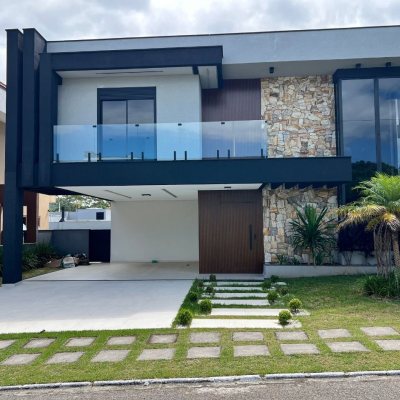 Casa em Condomínio com 272m², 3 quartos (sendo 3 suítes), 2 garagens, no bairro São João Do Rio Vermelho em Florianópolis