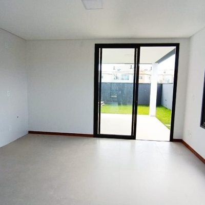 Casa Residencial com 140m², 3 quartos, 1 suíte, 2 garagens, no bairro Campeche em Florianópolis