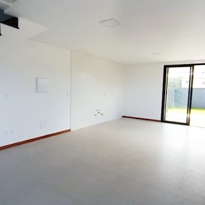 Casa Residencial com 140m², 3 quartos, 1 suíte, 2 garagens, no bairro Campeche em Florianópolis