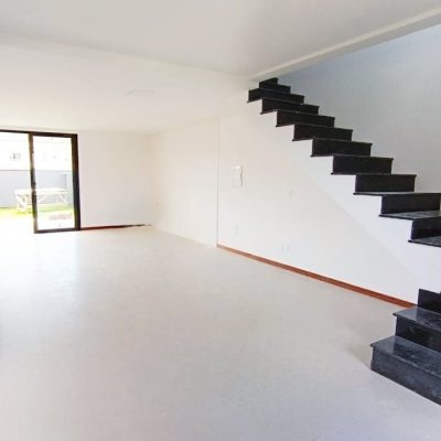 Casa Residencial com 140m², 3 quartos, 1 suíte, 2 garagens, no bairro Campeche em Florianópolis