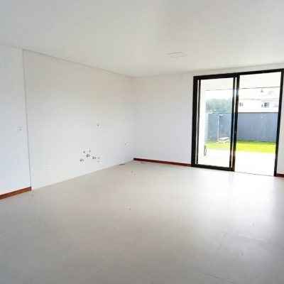 Casa Residencial com 140m², 3 quartos, 1 suíte, 2 garagens, no bairro Campeche em Florianópolis