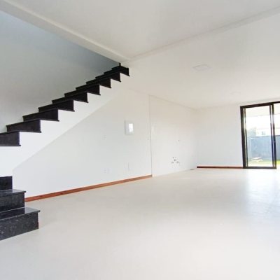 Casa Residencial com 140m², 3 quartos, 1 suíte, 2 garagens, no bairro Campeche em Florianópolis