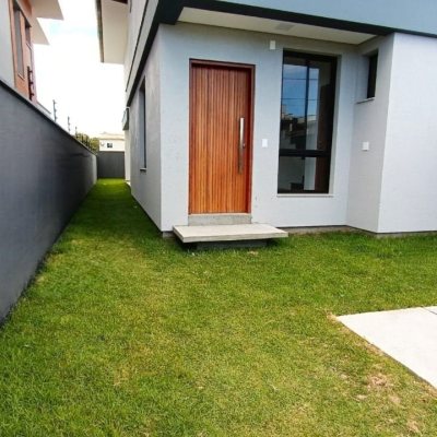Casa Residencial com 140m², 3 quartos, 1 suíte, 2 garagens, no bairro Campeche em Florianópolis