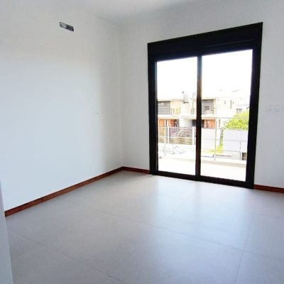 Casa Residencial com 140m², 3 quartos, 1 suíte, 2 garagens, no bairro Campeche em Florianópolis