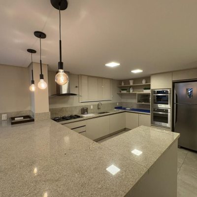 Apartamentos com 139m², 4 quartos, 1 suíte, 2 garagens, no bairro Centro em Florianópolis