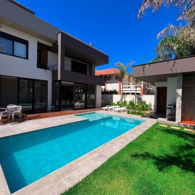 Casa Residencial com 400m², 4 quartos (sendo 4 suítes), 4 garagens, no bairro Jurerê Internacional em Florianópolis