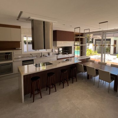 Casa Residencial com 400m², 4 quartos (sendo 4 suítes), 4 garagens, no bairro Jurerê Internacional em Florianópolis