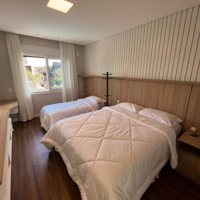 Casa Residencial com 400m², 4 quartos (sendo 4 suítes), 4 garagens, no bairro Jurerê Internacional em Florianópolis