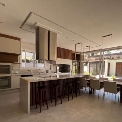 Casa Residencial com 400m², 4 quartos (sendo 4 suítes), 4 garagens, no bairro Jurerê Internacional em Florianópolis
